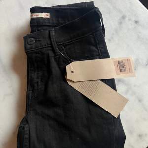 Oanvända Levis jeans.  Modell 710 Super Skinny  Ordinarie pris 999:- W26 längd 30