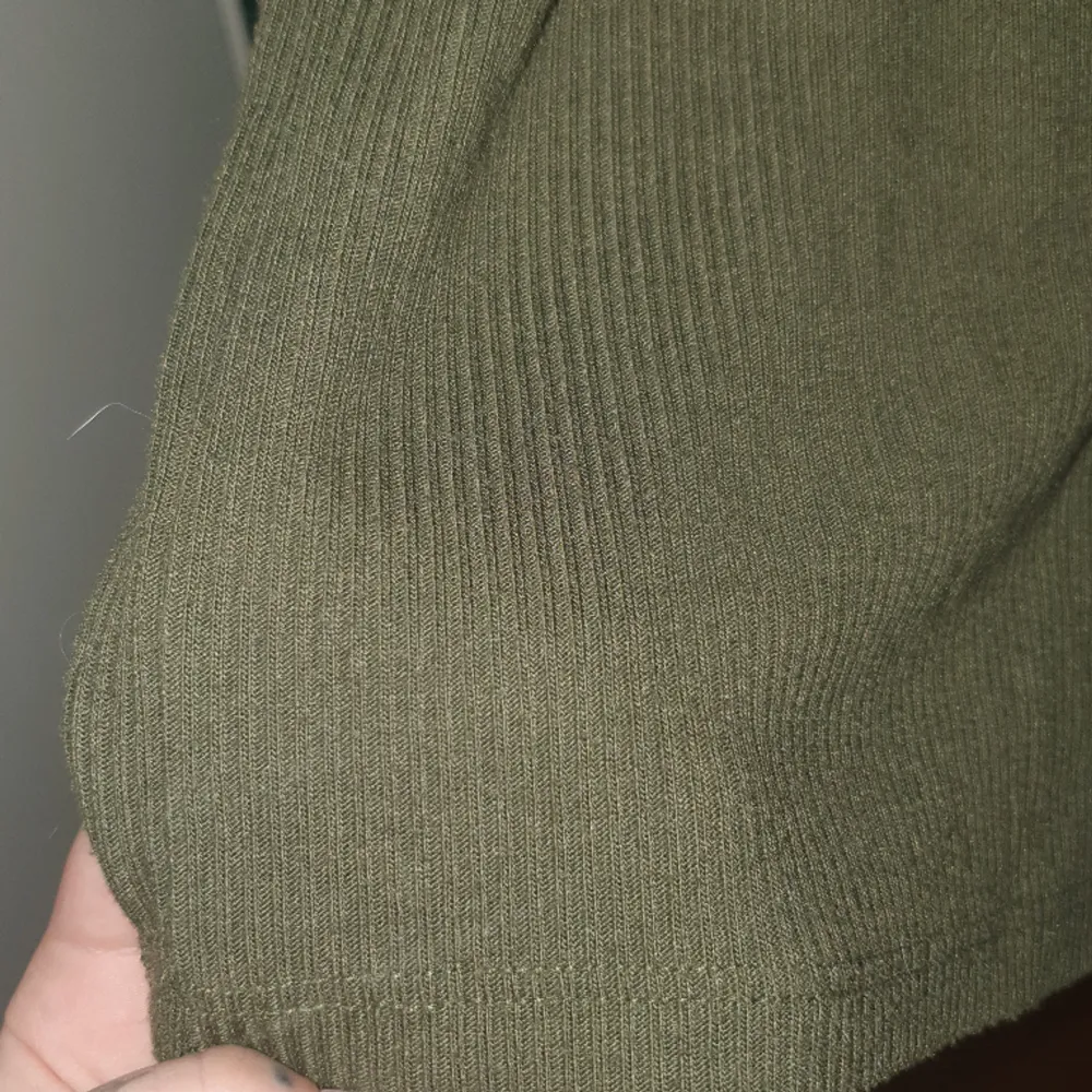 En militärgrön klänning som går ner lite under knäna. Köppt på bikbok i storlek S. Den är i bla skick. Polokrage.. Klänningar.