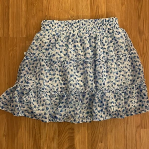 Kjol  - En jätte söt kjol i bra skick använd 2 gånger typ💗