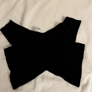 Tröja - En fin svart tröja. Aldrig använt då jag fick den och det inte är min stil. 