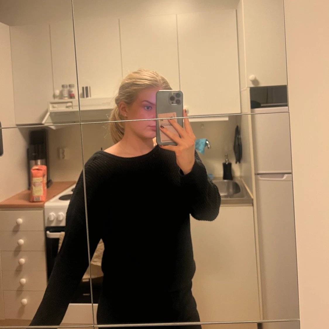 Svart tröja med öppen rygg - 90