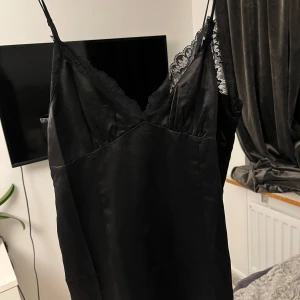 Satinklänning - Jätte fin satin klänning/nattlinne med justerbara band 