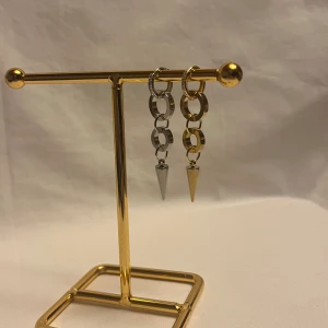 Örhängen  - Finns i guld och silver. Köp för 99kr/st Eller 185kr/ paret. Modell 148 Smyckes ställningen finns även att köpa för 299kr!