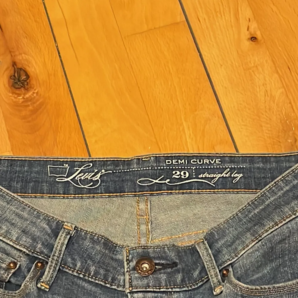 Skitsnygga lågmidjade jeans från Levis. Straight leg med unika fickor! Sjukt trendiga!. Jeans & Byxor.