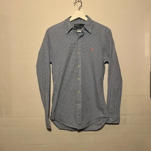 Ralph Lauren Skjorta - - Märke: Ralph Lauren  - Modell: skjorta - Färg: Blå vit - Storlek: S (Slim fit) - Skick: ser bra ut och inga defekter 8/10   Nypris: 1000 Pris: 250kr Skriv om ni är intresserade eller har frågor!!