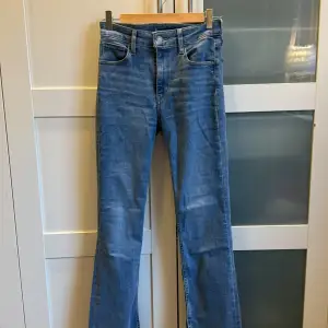 High waist bootcut jeans ny skick förutom att lappen är borta som man ser på bilden,aldrig använda köpte för 1249 säljer för 900