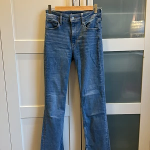 725 HIGH RISE BOOTCUT - High waist bootcut jeans ny skick förutom att lappen är borta som man ser på bilden,aldrig använda köpte för 1249 säljer för 900