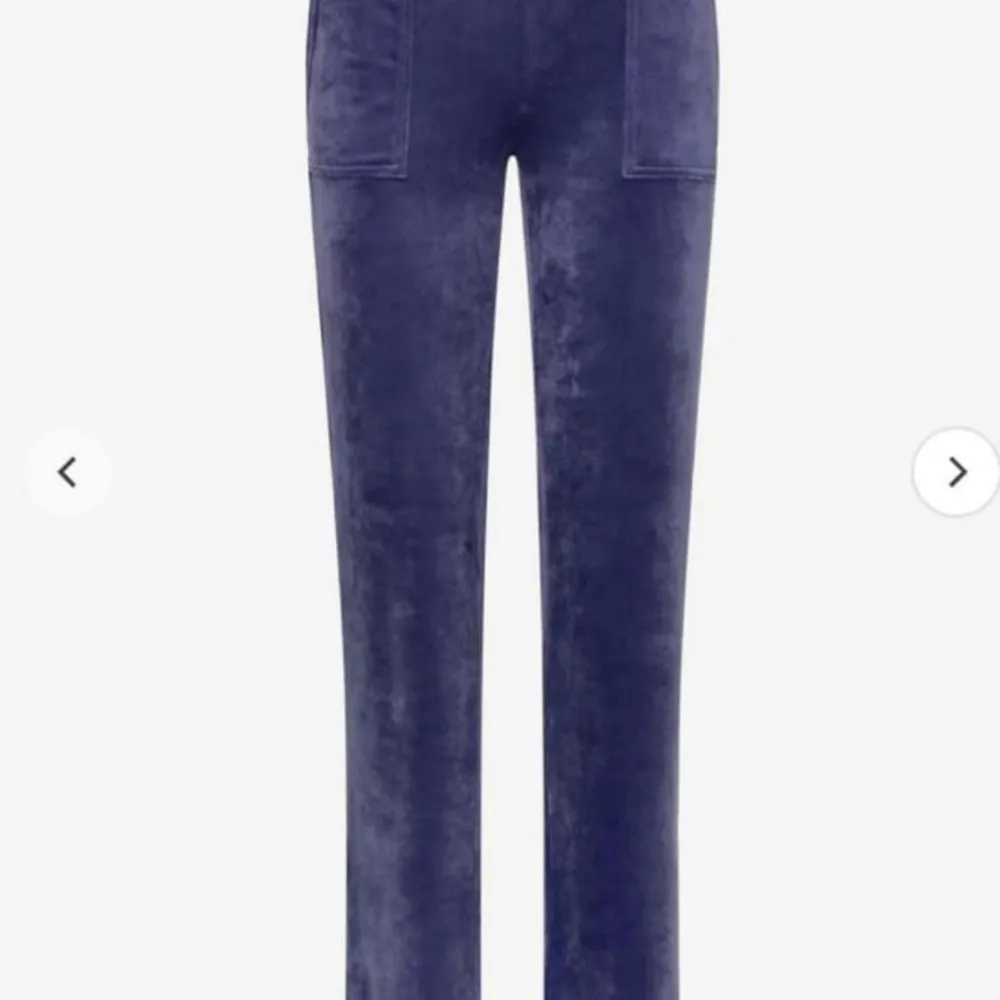 Ett par helt nya aldrig använda juicy Couture byxor. Färg: blue grey Model: del ray pant  straight leg pockets   Nypris 1200kr  Säljer för fel storlek . Jeans & Byxor.