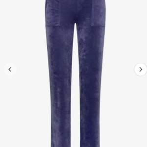 Ett par helt nya aldrig använda juicy Couture byxor. Färg: blue grey Model: del ray pant  straight leg pockets   Nypris 1200kr  Säljer för fel storlek 