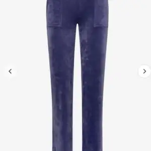 Ett par helt nya aldrig använda juicy Couture byxor. Färg: blue grey Model: del ray pant  straight leg pockets   Nypris 1200kr  Säljer för fel storlek 