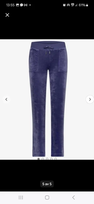 Juicy couture - Ett par helt nya aldrig använda juicy Couture byxor. Färg: blue grey Model: del ray pant  straight leg pockets   Nypris 1200kr  Säljer för fel storlek 