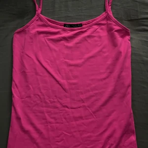 Rosa linne från zara - Säljer ett fint rosa linne från zara i satin material de är i bra skick😍