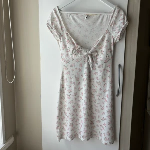 Sommarklänning - Gullig klänning till sommaren! Fint skick, kan vara lite stor över bysten men man kan knyta den beroende på hur hårt man vill att den ska sitta. 