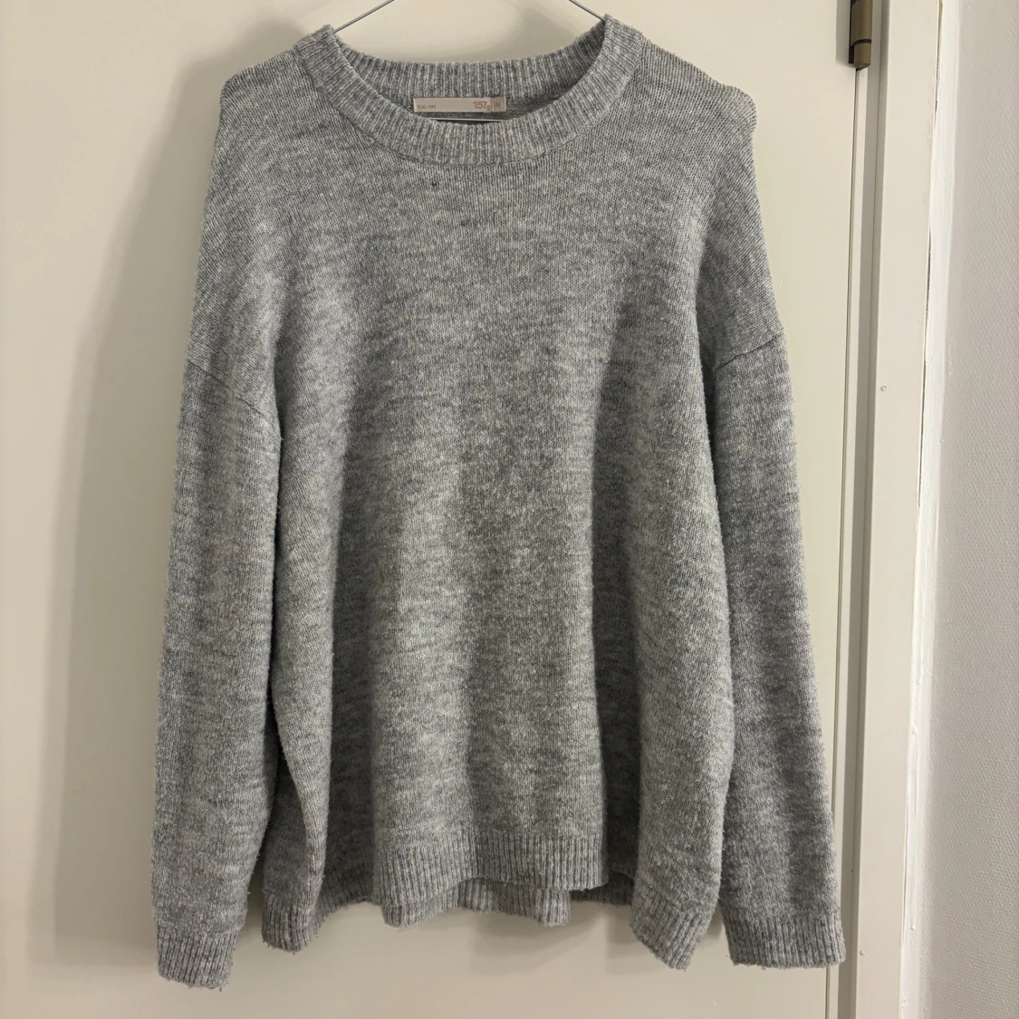 Grå stickad tröja