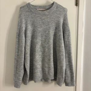 Grå stickad tröja - Super snygt stickad från lager 157 🥹 Köpt i höstas, säljer för 50kr + frakt!