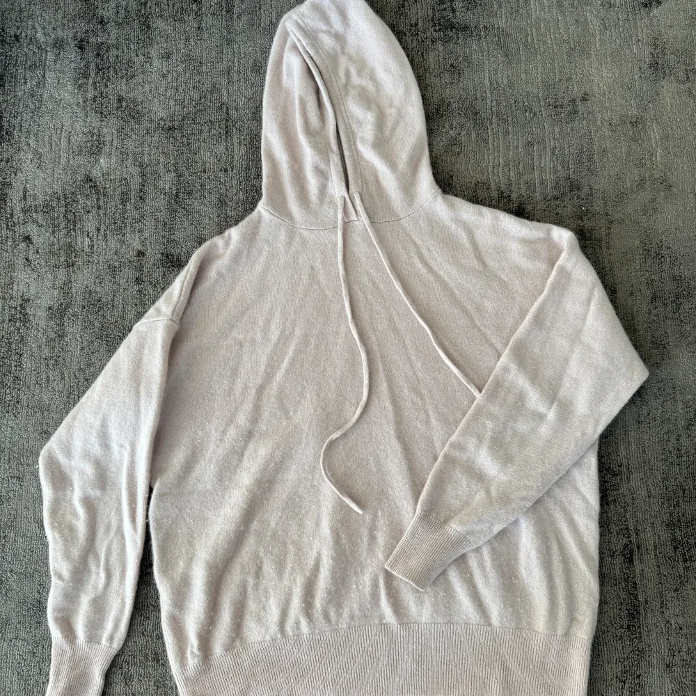 Färg: Rosa Storlek: S Liza yang Cashmere Super fin tröja, super bra skick och tvättas innan frakt 🥰 hör av för fler bilder!!. Hoodies.