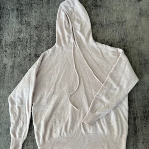 Cashmere Hoodie - Färg: Rosa Storlek: S Liza yang Cashmere Super fin tröja, super bra skick och tvättas innan frakt 🥰 hör av för fler bilder!!