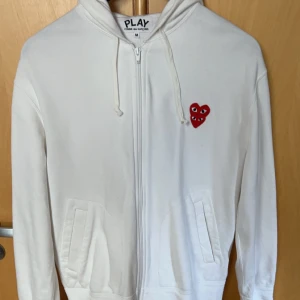 CDG hoodie - Tja, säljer en fräsch CDG hoodie i strl M kan passa S med. Ser ut som ny inga fel eller fläckar.   Äkta såklart