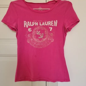 Rosa t-shirt - Rosa t-shirt med tryck i bra skick