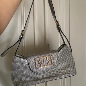 River Island silver glittrig guld väska  - Nyskick, aldrig använd. Inköpt i London 