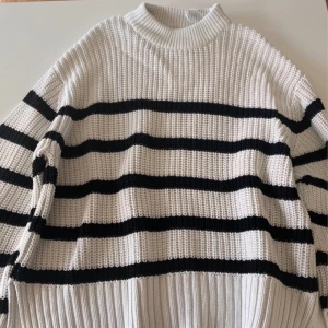 Stickad tröja! - Säljer denna super söta stickade tröja från Gina Tricot i storlek M 🌟💓 Inga synliga tecken på användning.