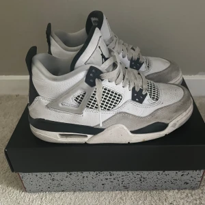 Jordan 4  - Säljer dessa jordan 4s military black då de inte används. De är inte alls slitna, de är bara lite smutsiga vilket är enkelt att göra rent. Pris kan diskuteras💕
