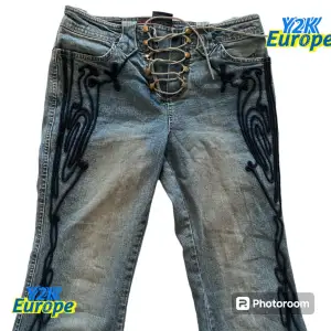 Jätte finna bootcut  jeans med mycket broderi och unik zipper 💙Midja 35 cm, längd 90 cm, Inrebenslängd 70 cm, benöpning 23 cm💙Mycket bra kondition💙Priset kan diskuteras💙