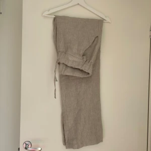 Linnebyxor A-DSGN - I princip nya linnebyxor från A-DSGN i storlek L. Långa! Jättefint skick!