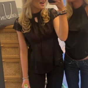 Superfin blus - Superfin blus som inte används, genomskinlig så perfekt till fest!