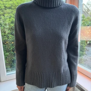 Polotröja h&m - Mörkgrå polotröja från H&M. Den är i storlek XS och är sååå skön.