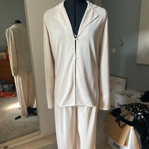 Ett somrigt sett! - Ett jättesnyggt sett från Ginatricot. Aldrig använt och därför i nyskick! Toppen är i M och byxorna i L.🩷 Perfekt för sommaren!