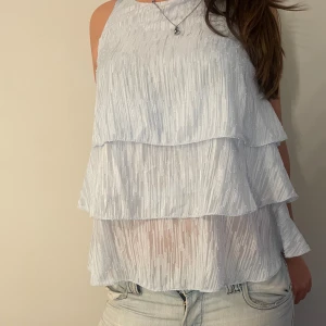 Blå volang blus - Säljer denna söta blusen med volanger säljer i vit också i en egen anons!💘storlek passar mer som M men funkar som S och xs💕