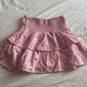 kjol - hej är du intresserad av denna volangkjol ifrån gina young strlk 146/152 passar dom Xxs,xs & S. nästan aldrig använd köptes för någon månad sedan💕