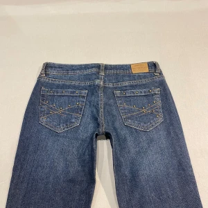 lågmidjade bootcut jeans💕 - midja 36 cm rakt över plus lite stretch o innerben 80 cm ja e 169 o xs (mer åt S än XXS) för referens o de e tajta i midjan på gränsen till för små så uppskattar till xxs-xs