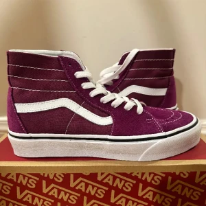 Super snygga Vans❣️❣️ - Lila/vinröda Vans i storlek 38! Supersnygga och använda fåtal gånger. Säljer vidare då de inte passade mig💛