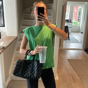 Så snygg t-shirt - Så snygg t-shirt från hm! Använd endast 1 gång, så cool och snygg.