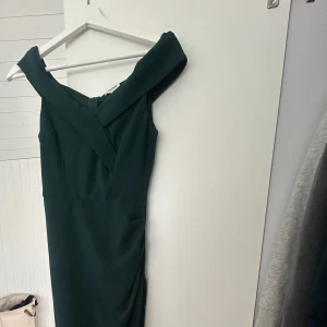 Balklänning  - Balklänning med off shoulder från bubbleroom, endast använd en gång.