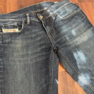 Lågmidjade diesel jeans - Lågmidjade bootcut jeans från diesel, vintage. Tror inte modellen görs längre. Passar mig som brukar ha S men kan nog passa lite större också eftersom dom är så låga. 