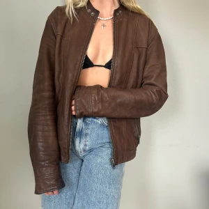 Vintag Läderjacka från Samsoe Samsoe Stl M - Vintag Läderjacka från Samsoe Samsoe   Stl M (unisex)  Vid frågor vänligen kontakta mig och kan även samfraktas ihop med andra köp.