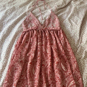Klänning - Säljer nu min zara klänning från zara som är slutsåld. Den är i storlek Xs men passar s också. Har aldrig använt den men lapparna finns inte kvar då jag trodde den skulle komma tills användning💕💕