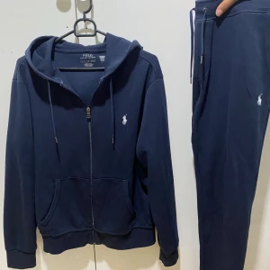 Polo Ralph lauren tracksuit  - En fet polo tracksuit som passar bra till sommarvädret, skick 10/10. Det är bara att skriva vid funderingar eller liknande 