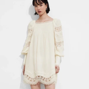 Other stories klänning  - Säljer denna, HELT NYA, other stories klänning i stl 40 vilket motsvarar M. Passar till student, midsommar och perfekt att ha under sommaren!🌸 nypris är 1790 kr, säljer den för 1500 inkl frakt🎀