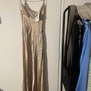 Klänning - Klänning från Zara som aldrig kommit till användning, prislapp kvar! Behöver strykas✨