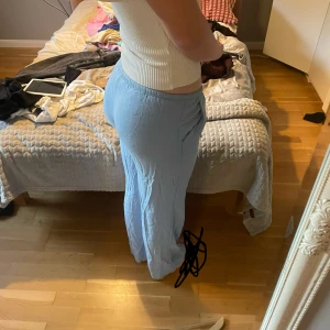 Jättefina linnebyxor - Säljer för de inte kommer till användning de är klippta fint längst ner så de passar mig som är 160 xxs men sitter bra på mig som har xs/s