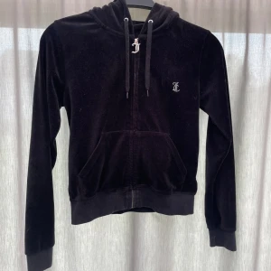 Juicy kofta - Jättefin äkta juicy kofta, har tyvärr ramlat av rhinestones från kedjan man drar upp koftan med men annars sitter alla rhinestones kvar på texten på ryggen☺️