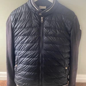 Moncler cardigan - Moncler cardigan storlek M men sitter som xs mörk blå men solblekt därav priset bara att höra av sig vid frågor samt intresse.