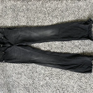 Hunkydory jeans - Supersnygga bootcutjeans. Tyvärr tror jag att jag är smalare än jag är så använda minimalt, högst någon dag. Snygg tvätt