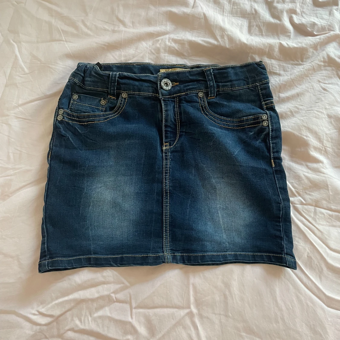 Lågmidjad jeanskjol