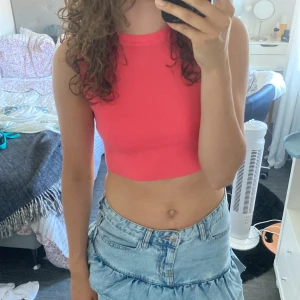 Zara topp - Fin, korallfärgad topp från zara! Säljer för att den inte kommer till användning💕Skriv privat för fler frågor!