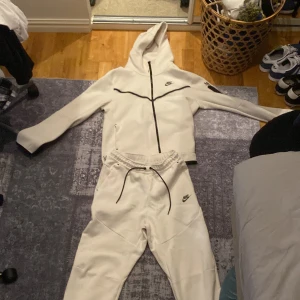 Nike tech fleece set - Nike tech sett i gott skick är dock en lite defekt runt luvan men märks knappast säjer för det ej kommer till användnig   tar emot byten